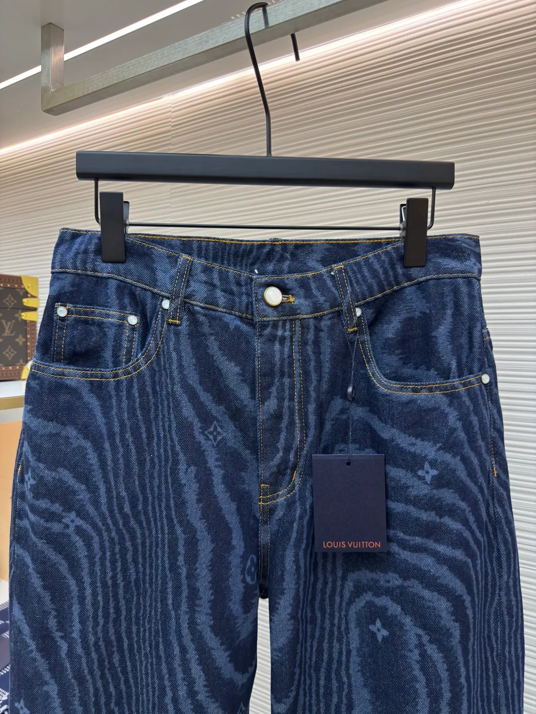 LOUISVUITTON tree pattern denim trousers ●Authentic product: Purchased and developed by 15689 ●Item number: 1680319-B60 ●Fabric: denim fabric ●Technology: Printing ●Version: Fitted version ●Weight: about 755 grams ●Size: 30-32-34-36 ●Description: The upper body effect refers to the FW25 early autumn men's series collarless denim rivet full-width logo printed long-sleeved denim jacket for men in blue. This collarless jacket is paved with denim cloth with the LV Moiré pattern, and the Monogram logo is implicitly integrated into it, creating a silky texture. The Marque L.Vuitton DéPosée nubuck label rests on the back for a modern look paired with matching jeans. The overall wiring is straight and delicate, the fabric is comfortable and soft, and the color is consistent without color difference. It can be matched with the same style to create a fashionable look and control various occasions. Customized accessories, complete with three standards, same style for men and women!